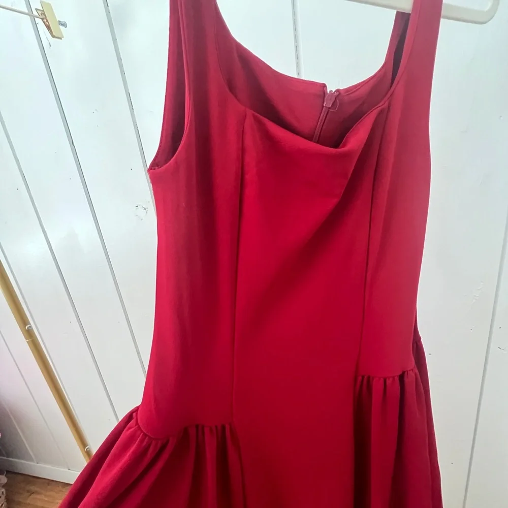 Elegant Red Sleeveless Dress - Picture 1 of 4